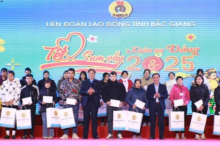 Chương trình “Tết sum vầy-Xuân ơn Đảng” 2025 tại Bắc Giang. (Ảnh: TƯỜNG VI)