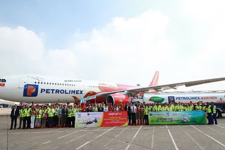 Chiếc máy bay được nạp nhiên liệu hàng không bền vững-Sustainable Aviation Fuel.