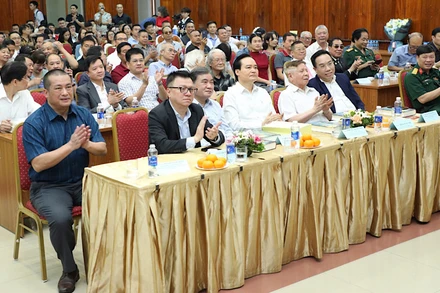 Các đại biểu tham dự buổi lễ ra mắt sách "Con đường tương lai" - Tập 1.