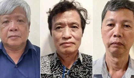 Cựu Thứ trưởng Tài nguyên và Môi trường (ngoài cùng bên trái) và các bị can khác. (Nguồn: Bộ Công an)