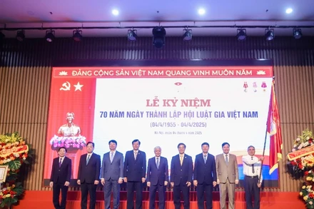 Hội Luật gia Việt Nam đón nhận Huân chương Lao động hạng Nhất.
