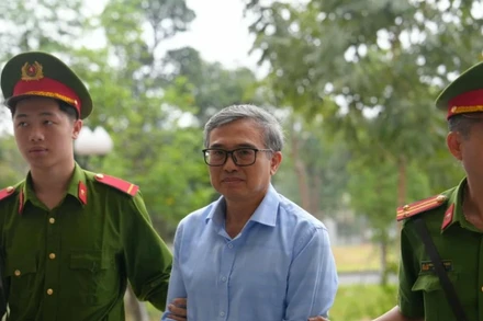 Cựu Thứ trưởng Công thương bị dẫn giải tại tòa.