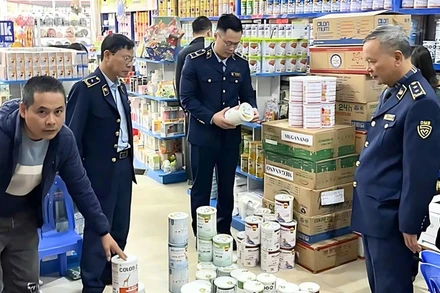 Lực lượng quản lý thị trường kiểm tra, giám sát hoạt động kinh doanh sữa.