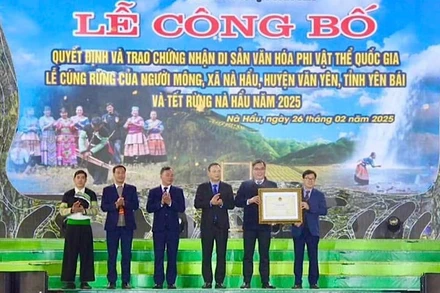 Đón nhận bằng chứng nhận Di sản Văn hóa phi vật thể quốc gia. 