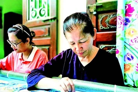 Các sản phẩm thêu ren Văn Lâm ngày càng được đổi mới, đáp ứng thị hiếu của du khách. (Ảnh SỞ DU LỊCH NINH BÌNH)