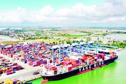 Cảng Lạch Huyện - cảng container lớn nhất phía Bắc.
