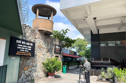 Một thành viên của ê-kíp đang thực hiện ghi hình tại Bảo tàng chứng tích chiến tranh tại Thành phố Hồ Chí Minh.