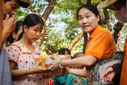 Chị Chu Thị Nguyệt trao quà, tiền hỗ trợ cho các nhà sư và người dân bị ảnh hưởng bởi động đất tại Sagaing - địa phương bị tàn phá nặng nề nhất. (Ảnh: THÀNH ĐẠT)