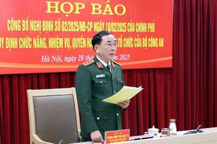 Thượng tướng Trần Quốc Tỏ phát biểu tại họp báo.