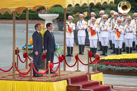 Chủ tịch nước Lương Cường chủ trì Lễ đón cấp Nhà nước Tổng thống Cộng hòa Pháp