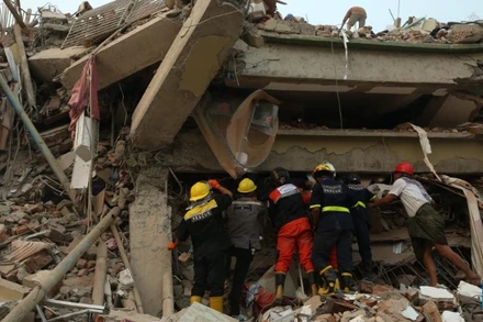 Lực lượng cứu hộ triển khai tại Mandalay Myanmar ngày 30/3/2025 (Ảnh: Tân Hoa xã)