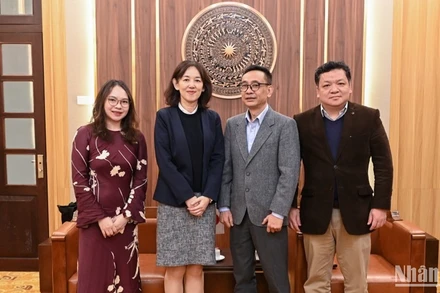 Các đồng chí lãnh đạo Báo Nhân Dân chụp ảnh lưu niệm cùng bà Ogawa Megumi, Trưởng Ban Chính trị Đại sứ quán Nhật Bản. (Ảnh: BÙI GIANG)