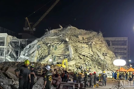 Công tác cứu hộ đang được triển khai tại các công trình sụp đổ do trận động đất tại Bangkok. 