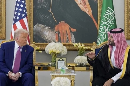 Thái tử Saudi Arabia Mohammed bin Salman Al Saud trao đổi cùng Tổng thống Mỹ Donald Trump, ngày 13/5/2025. (Ảnh: The White House)