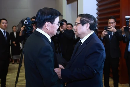 Thủ tướng Phạm Minh Chính gặp Tổng Bí thư, Chủ tịch nước CHDCND Lào Thongloun Sisoulith. (Ảnh: DƯƠNG GIANG/TTXVN)