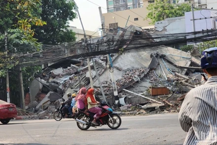 Toà nhà bị sụp đổ ở Mandalay, Myanmar. (Ảnh: Sơn Bách)