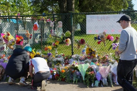 Người dân đặt hoa gần hiện trường vụ lao xe vào đám đông ở Vancouver, tỉnh British Columbia, Canada, ngày 27/4/2025. (Ảnh: Tân Hoa xã)