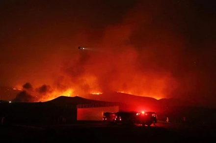 Một đám cháy rừng bùng phát trên một ngọn đồi tại Castaic, Los Angeles, bang California, Mỹ, ngày 22/1/2025. (Ảnh minh họa: Tân Hoa xã)