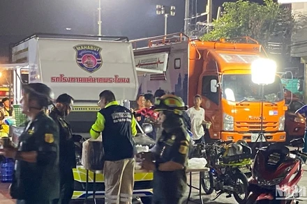 Hoạt động cứu hộ những nạn nhân bị mắc kẹt tại một toà nhà sụp đổ ở Bangkok, Thái Lan. (Ảnh: Xuân Sơn)