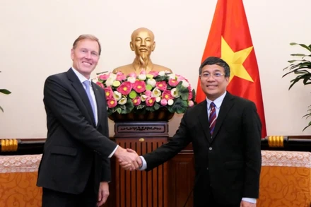 Thứ trưởng Thường trực Ngoại giao Nguyễn Minh Vũ tiếp Phó Chủ tịch điều hành quốc tế tập đoàn Airbus Wouter Van Wersch. (Ảnh: Bộ Ngoại giao)