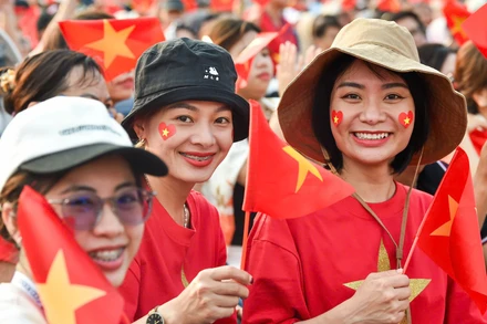Từ sớm, từng dòng người đã đổ về khu vực tổ chức lễ kỷ niệm, mang theo lá cờ đỏ sao vàng rực rỡ cùng niềm tự hào hiện rõ trên từng ánh mắt, nụ cười. (Ảnh: THÀNH ĐẠT)