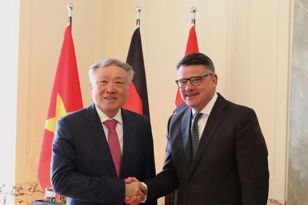 Phó Thủ tướng Thường trực Chính phủ Nguyễn Hòa Bình và ông Boris Rhein, Thủ hiến bang Hessen, Đức. (Ảnh: Bộ Ngoại giao) 