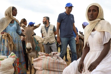 Nhân viên WFP gặp gỡ những người nhận hỗ trợ lương thực tại Astrega, gần Sheraro, thuộc vùng Tigray của Ethiopia. (Ảnh: WFP/Michael Teweld)