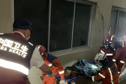 Một đội cứu hộ đến từ tỉnh Vân Nam, Trung Quốc, phối hợp cùng lực lượng cứu hộ của Myanmar, đã đưa một cụ ông ra khỏi khu vực bị ảnh hưởng bởi động đất ở Nay Pyi Taw vào lúc 5 giờ sáng ngày 30/3/2025 theo giờ địa phương (Ảnh: Tân Hoa xã)