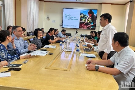 PGS,TS Lê Đức Niêm, Phó hiệu trưởng Trường Đại học Tây Nguyên, chia sẻ với đoàn công tác Tổng lãnh sự quán Australia tại Thành phố Hồ Chí Minh Diễn đàn đổi mới sáng tạo. (Ảnh: HẢI YẾN)