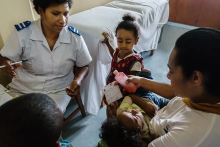 Tiêm chủng vaccine phòng sởi cho trẻ em. (Ảnh: WHO)