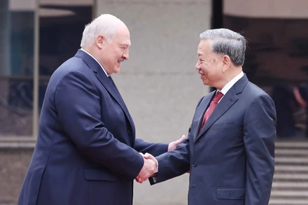 Tổng thống Belarus Aleksandr Lukashenko đón Tổng Bí thư Tô Lâm. (Ảnh: Thống Nhất/TTXVN)