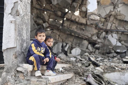 Hai em nhỏ bên một tòa nhà đổ nát ở Gaza. (Ảnh: Tân Hoa xã)