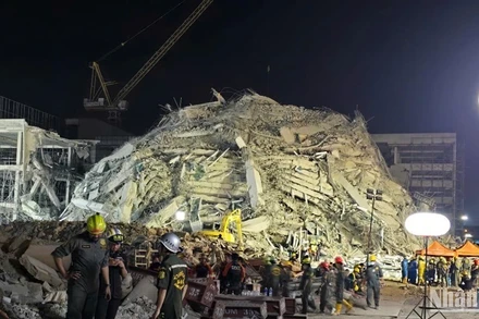 Hoạt động cứu hộ được triển khai tại khu công trình bị đổ sập tại Bangkok. (Ảnh: Xuân Sơn)