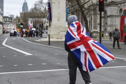 Một người dân Anh trên đường phố London, Britain vào ngày 31/1/2020. (Ảnh: Tân Hoa xã)