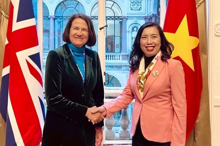 Thứ trưởng Ngoại giao Lê Thị Thu Hằng gặp Quốc vụ khanh Bộ Ngoại giao Anh Catherine West. (Ảnh: Bộ Ngoại giao)