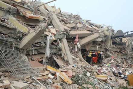 Công tác cứu hộ được triển khai ở Mandalay, Myanmar ngày 30/3/2025. (Ảnh: Tân Hoa xã) 