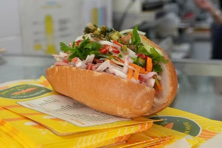 Người Australia ngày càng yêu thích món bánh mì Việt Nam - một lựa chọn bữa trưa vừa túi tiền, lại tiện lợi khi di chuyển. (Ảnh: Isabella Michie/ABC Radio National)