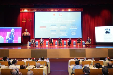 Các chuyên gia trao đổi tại Hội thảo khoa học quốc tế "50 năm thống nhất đất nước: Vai trò kiến tạo hòa bình của ngoại giao trong lịch sử và hiện tại”. (Ảnh: Giang Hồng)