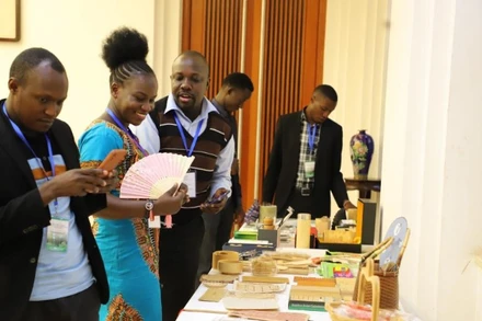 Các đại biểu tham quan triển lãm sản phẩm tre Trung Quốc tại lễ khai mạc khóa đào tạo về sản xuất than tre và gỗ ở Kampala, Uganda. (Ảnh: Tân Hoa xã)