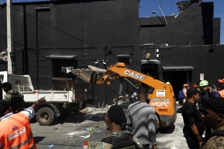 Lực lượng cứu hộ làm việc tại hiện trường vụ sập mái hộp đêm ở Santo Domingo, Cộng hòa Dominica. (Ảnh: Tân Hoa xã)