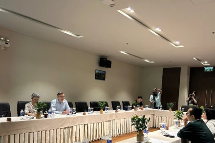 Ông Brent Stewart, Phó Tổng Lãnh sự Australia tại Thành phố Hồ Chí Minh thông tin tới báo chí trong một sự kiện ở Lâm Đồng. (Ảnh: HẢI YẾN)