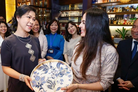 Bà Ngô Phương Ly, Phu nhân Tổng Bí thư Tô Lâm, đã tiếp bà Leyla Aliyeva, Phó Chủ tịch Quỹ Heydar Aliyev đang có chuyến công tác tại Việt Nam. (Ảnh: BNG)