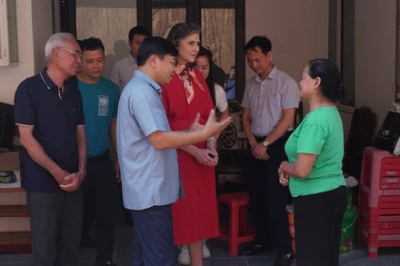 Lãnh đạo các đơn vị trung ương, địa phương và UNDP bàn giao ngôi nhà mới cho bà Bùi Thị Tập. (Ảnh: UNDP)
