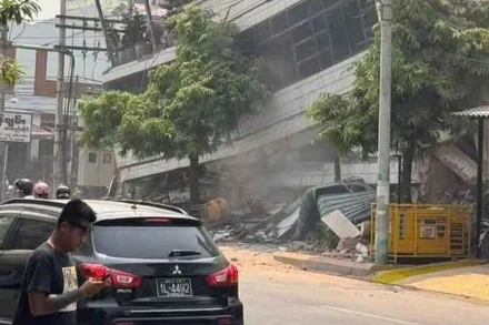 Căn nhà bị sụp đổ sau trận động đất ở Mandalay, Myanmar (Ảnh: Tân Hoa xã) 