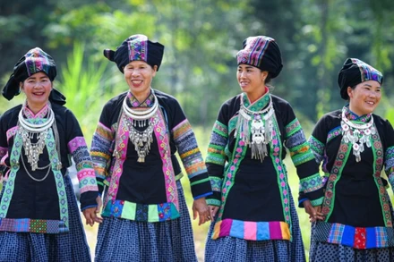 "Nụ cười hạnh phúc" của những phụ nữ dân tộc Bố Y (Ảnh: nhandan.vn) 