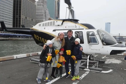 Gia đình ông Agustin Escobar bên ngoài máy bay vài phút trước vụ tai nạn. (Nguồn: New York Helicopter Tours LLC.)