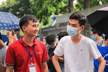 Cán bộ làm công tác thi hướng dẫn thí sinh đến tập trung chiều ngày 14/7