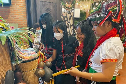 Đại biểu thiếu nhi các dân tộc tham quan gian hàng tại Ngày hội. 