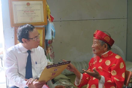 Đồng chí Nguyễn Văn Nên (bên trái) thăm hỏi, chúc thọ Nhà nghiên cứu văn hóa Nguyễn Đình Tư.