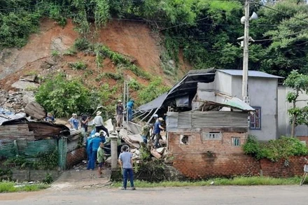 Chính quyền địa phương huy động lực lượng tổ chức dỡ bỏ căn nhà bị sập, hỗ trợ gia đình nạn nhân tìm kiếm, bảo quản tài sản còn lại sau vụ sập nhà. Ảnh: TTXVN